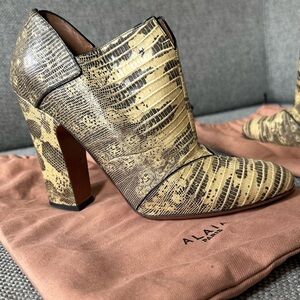 Alaïa - Excluisve python print leather boots 39